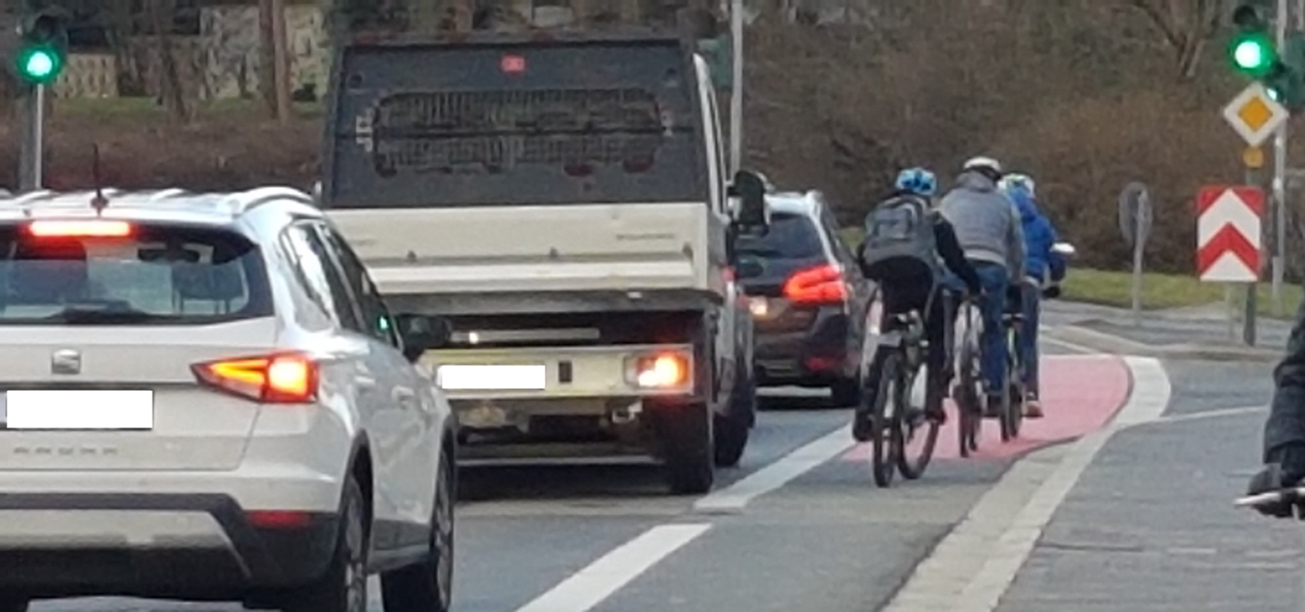 Schüler von hinten auf dem Radfahrstreifen des Hindenburgrings