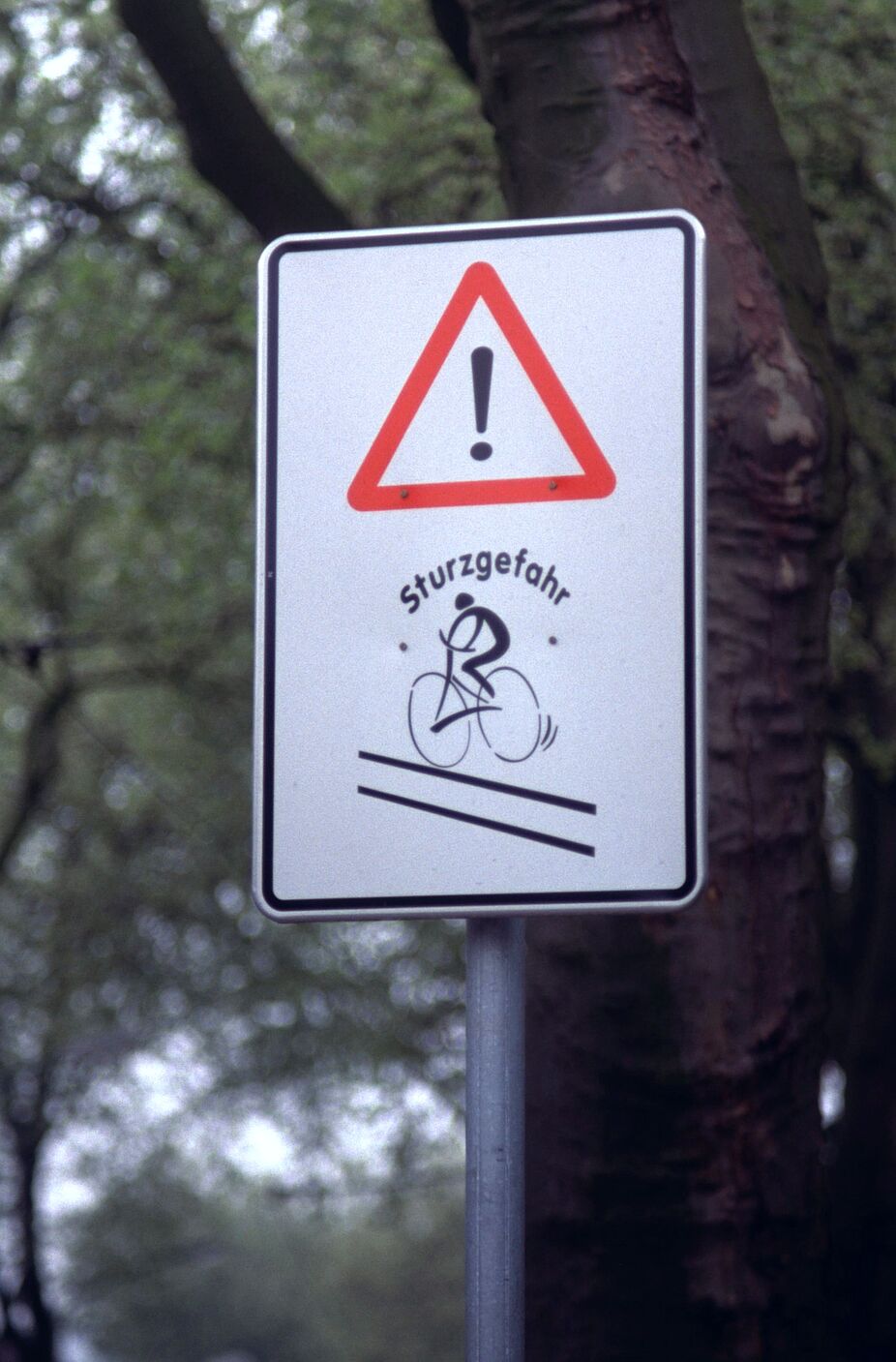 Warnschild am Beginn der Gefällestrecke der Frintroper Straße, wie es die Stadt Essen Anfang der 2000er Jahre installiert hat, welches aber nach einigen Jahren wieder ersatzlos entfernt wurde, da es laut Stadt „nicht StVO-konform“ gewesen sei.