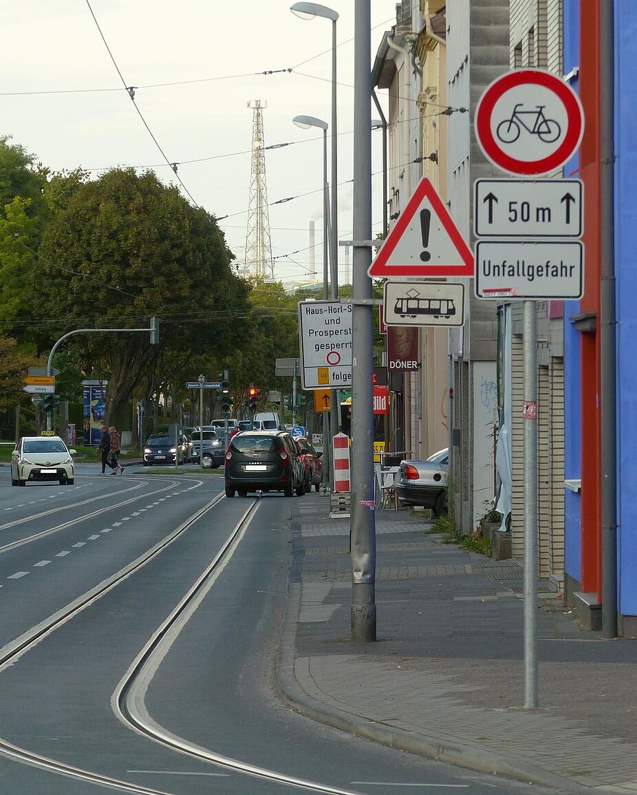 Symptomatisch für Essen - Wenn der Stadt an einem Konfliktpunkt nichts mehr weiter einfällt, werden neuerdings sogar ganz normale Stadtstraßen für den Radverkehr gesperrt (Weidkamp / Borbeck)