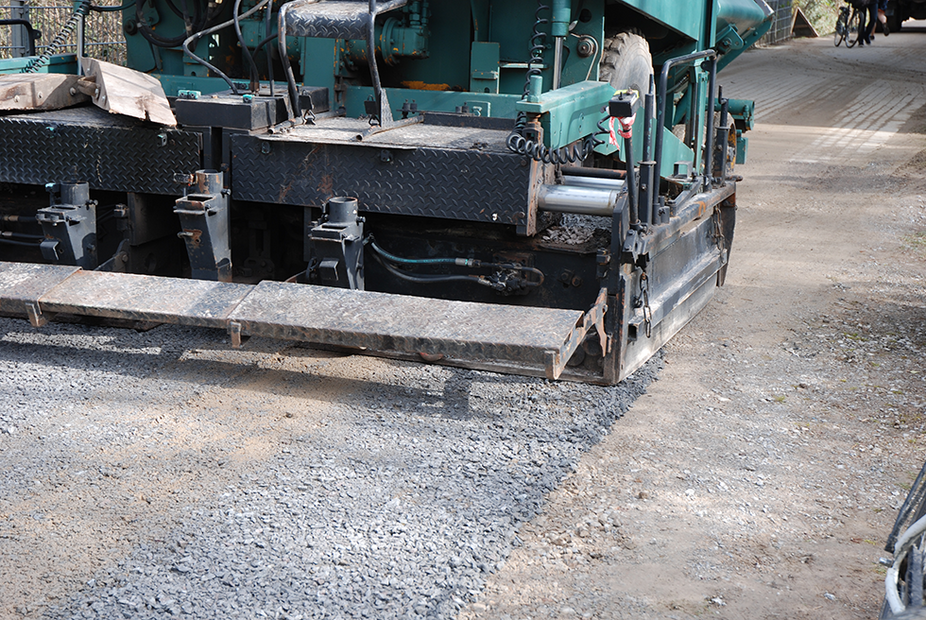 Fertiger - Die Schotterschicht wird aufgetragen