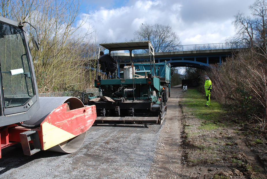 Der Fertiger mit nachfolgender Walze