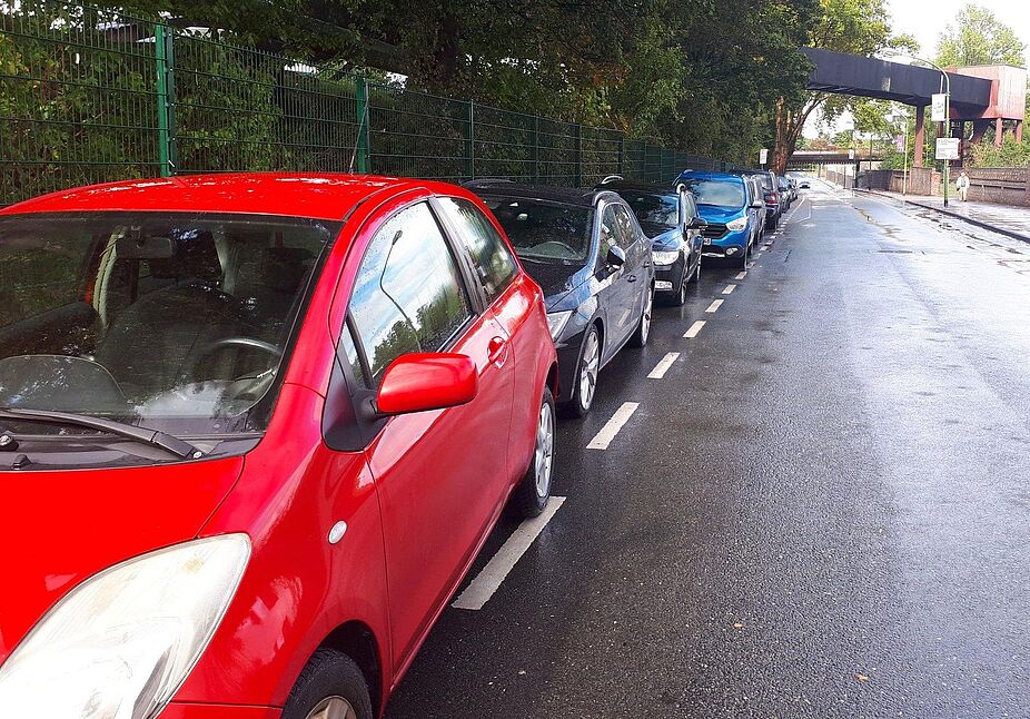 Parken auf Radverkehrsanlagen - wird in Essen nach wie vor viel zu wenig geahndet (Ahrendahls Wiese / Stoppenberg)