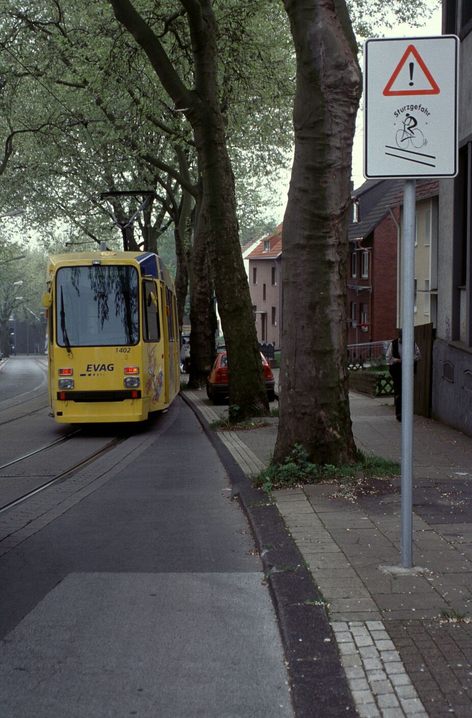 Warnschild am Beginn der Gefällestrecke der Frintroper Straße, wie es die Stadt Essen Anfang der 2000er Jahre installiert hat, welches aber nach einigen Jahren wieder ersatzlos entfernt wurde, da es laut Stadt „nicht StVO-konform“ gewesen sei.
