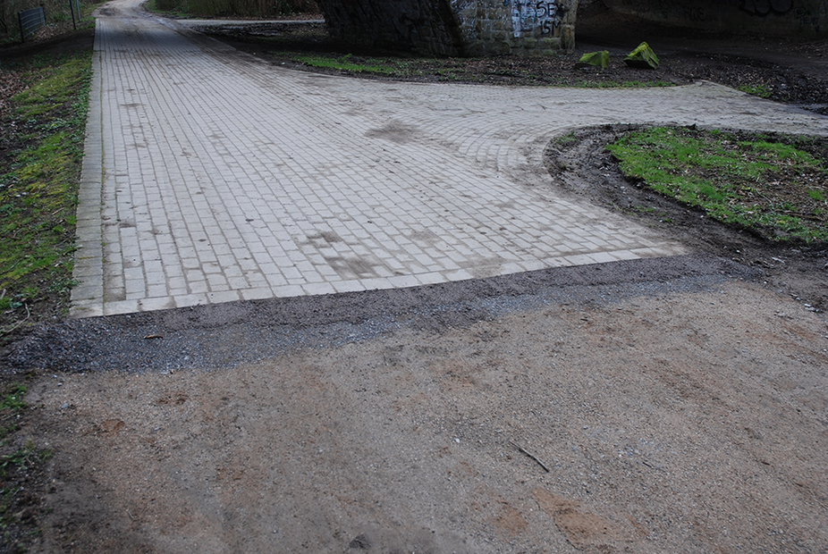 Die Übergänge zu den gepflasterten Flächen wurden angeglichen