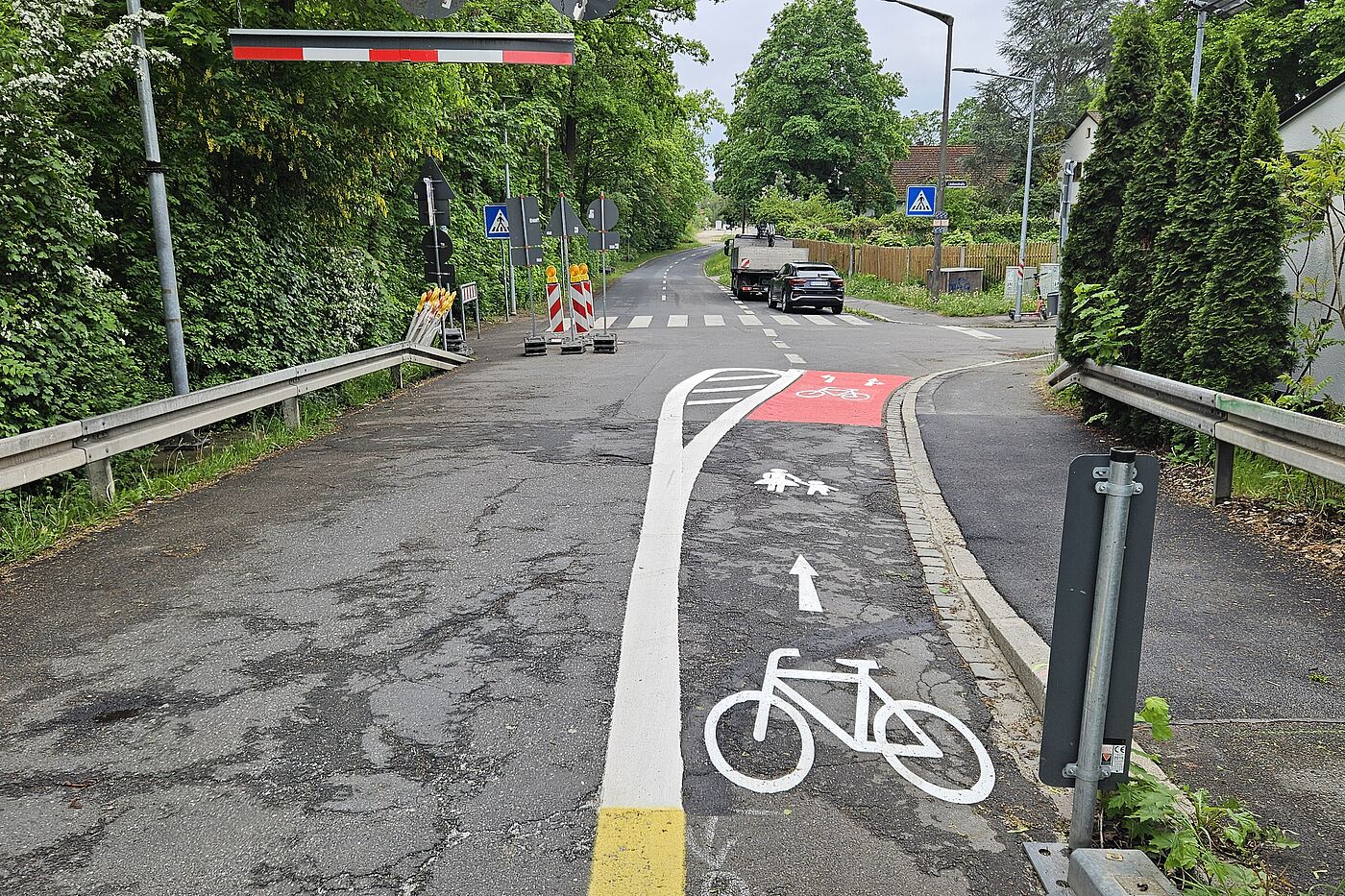 RVI nach der Bahnüberführung Markierungen nach der Bahnüberführung