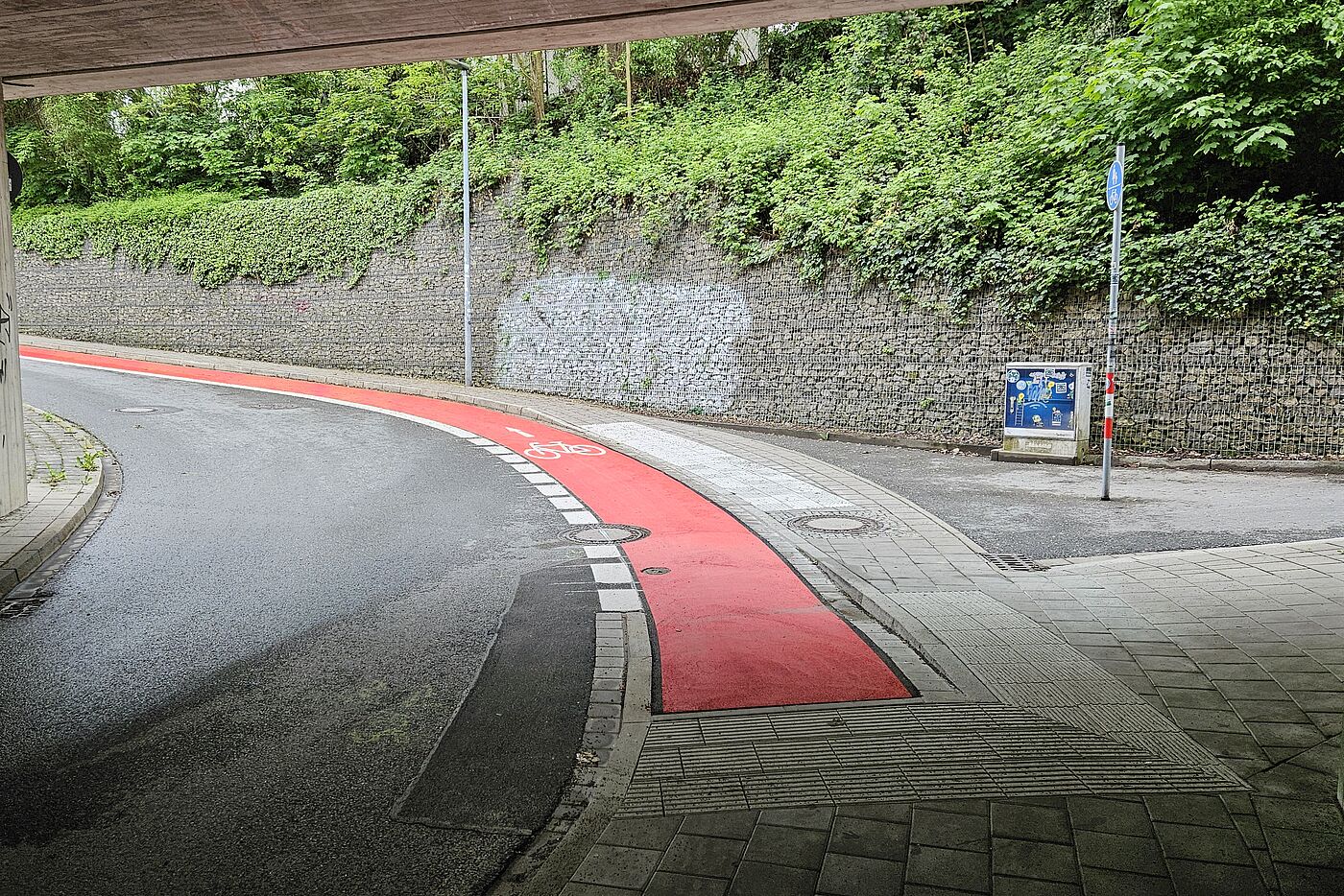 Aus der Bahnunterführung kommend Rad-/Fußweg aus der Bahnunterführung kommend