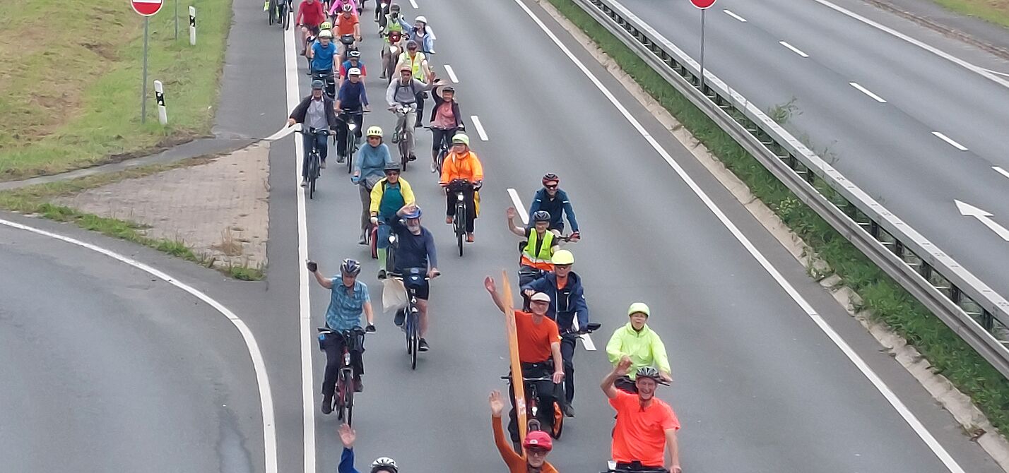 Radfahrende auf Straße bei der Fahrraddemo