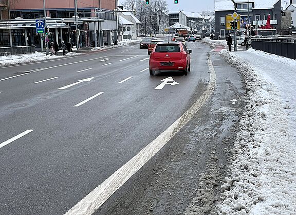 KF-Mobilitätskonzept Straße mit 5 Spuren. Wenig Raum für Fußgänger und Radfahrer
