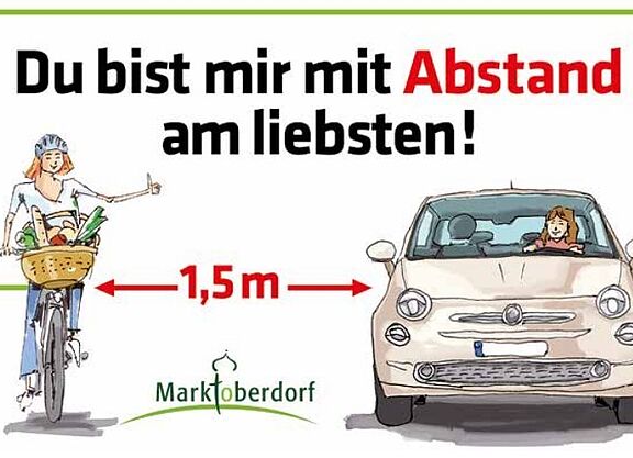 Werbung für Überholabstand Werbeplakat Auto überholt Radfahrerin mit 1,5 m Abstand