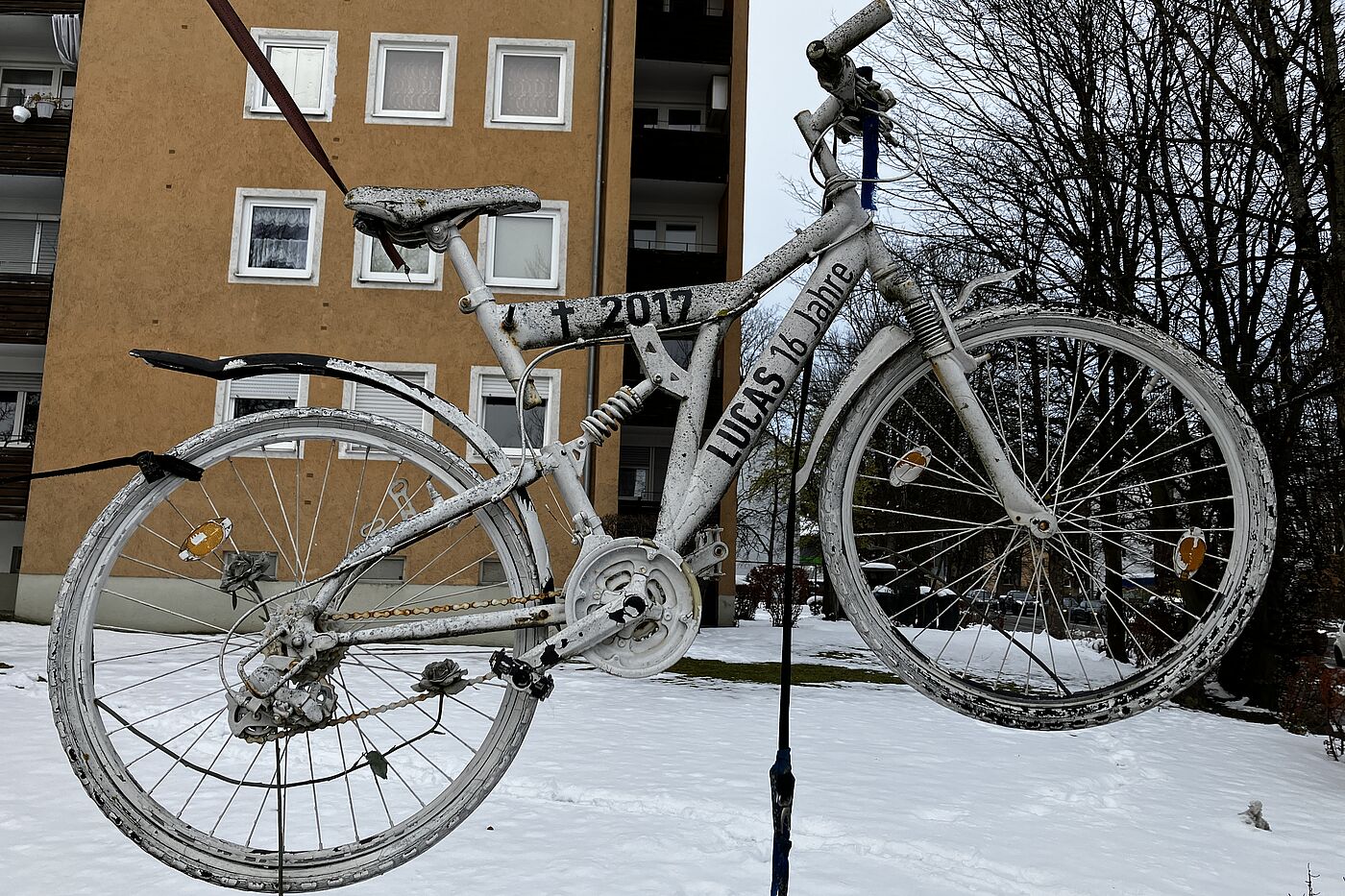 Geisterrad Kaufbeuren Weißes Rad hängt zwischen zwei Bäumen