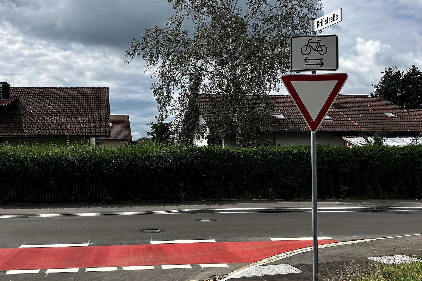 Querung Krißstraße Einmündung mit gegenüberliegendem Geh- und Radweg