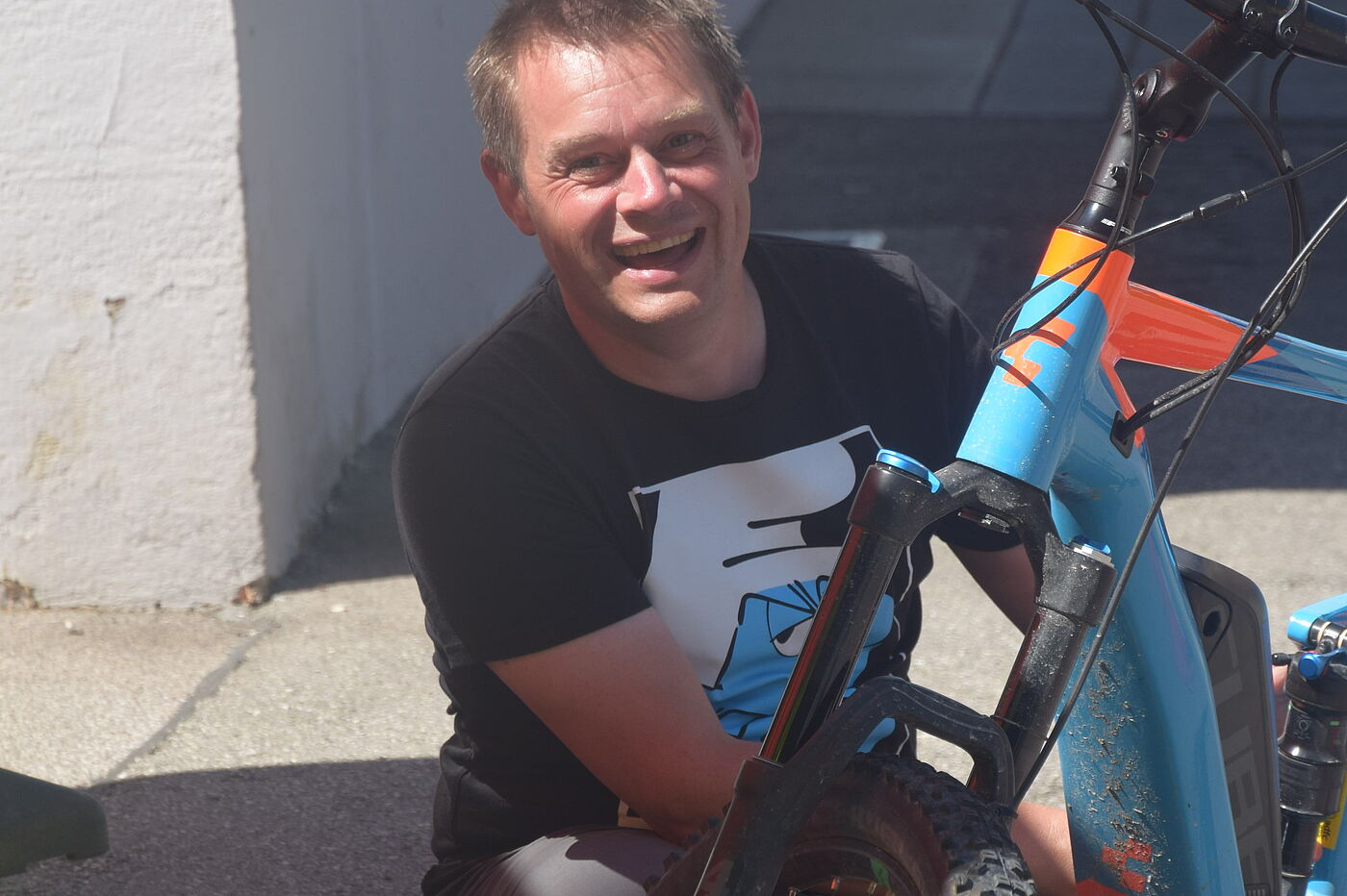 Michael beim Codieren Lachender Mann am Fahrrad