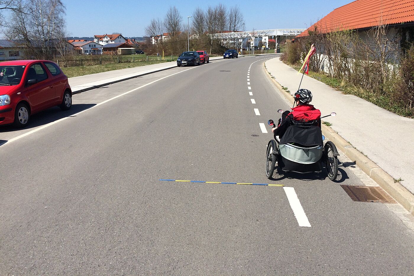 Schutzstreifen Liegedreirad am rechten Fahrbahnrand