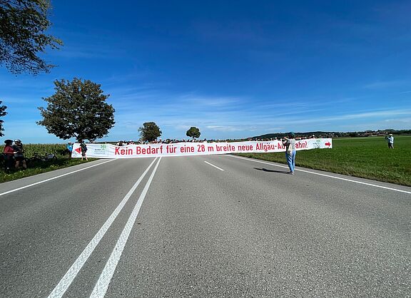 Demonstranten mit Banner auf der B12 Demonstranten mit Banner auf breiter Straße