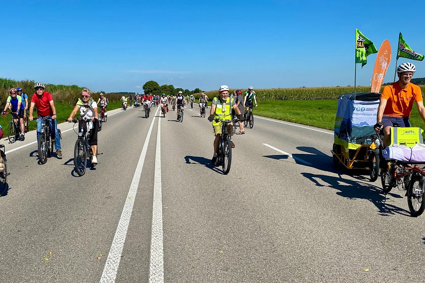B12 breite Demo auf der Straße