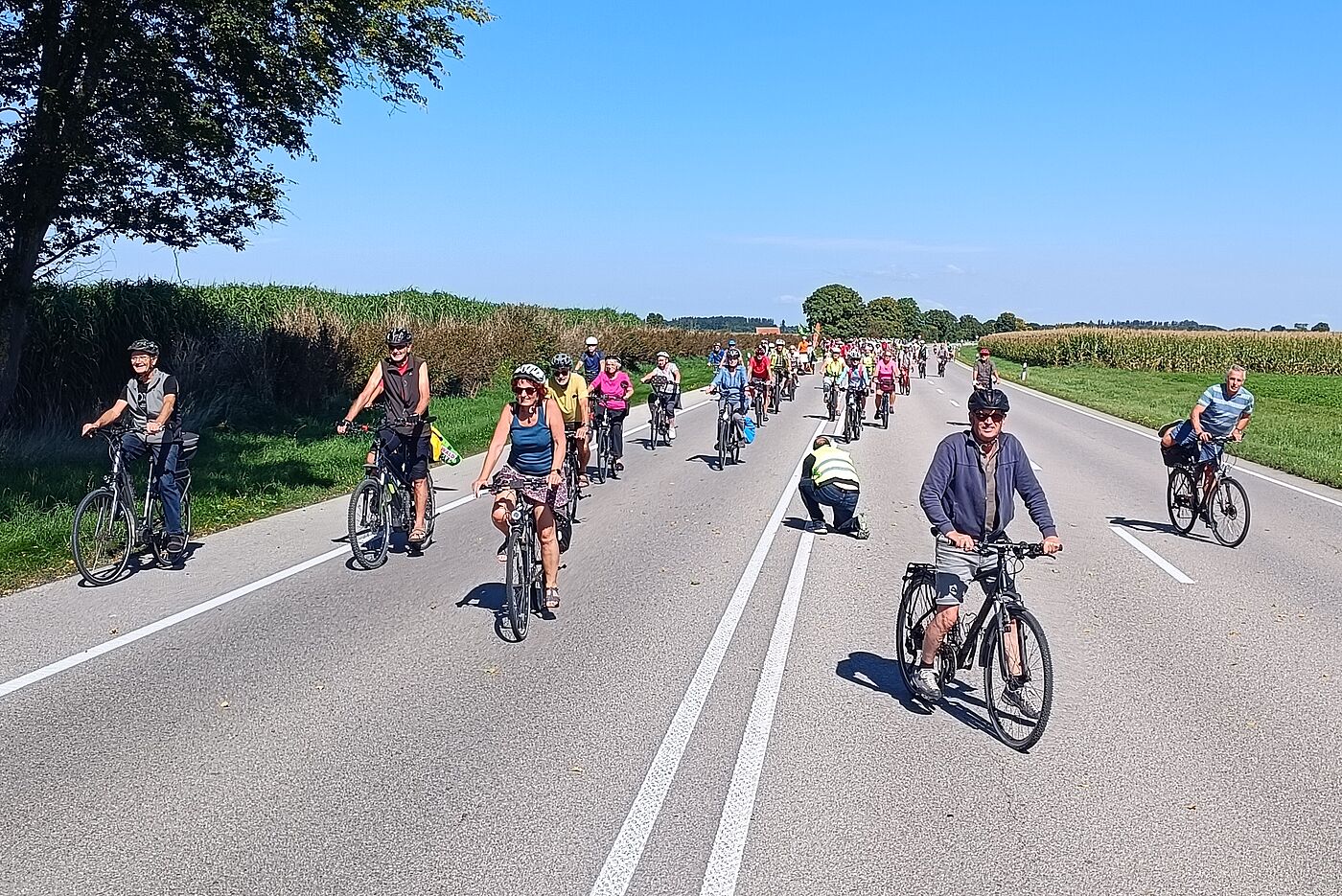 B12 Straße Radfahrer auf Bundesstraße