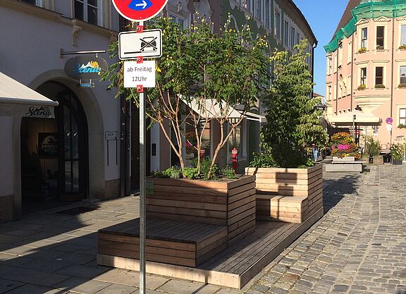 Sitzmoebel_in_Kaufbeuren Sitzkisten aus Holz mit Pflanzen in der Innenstadt