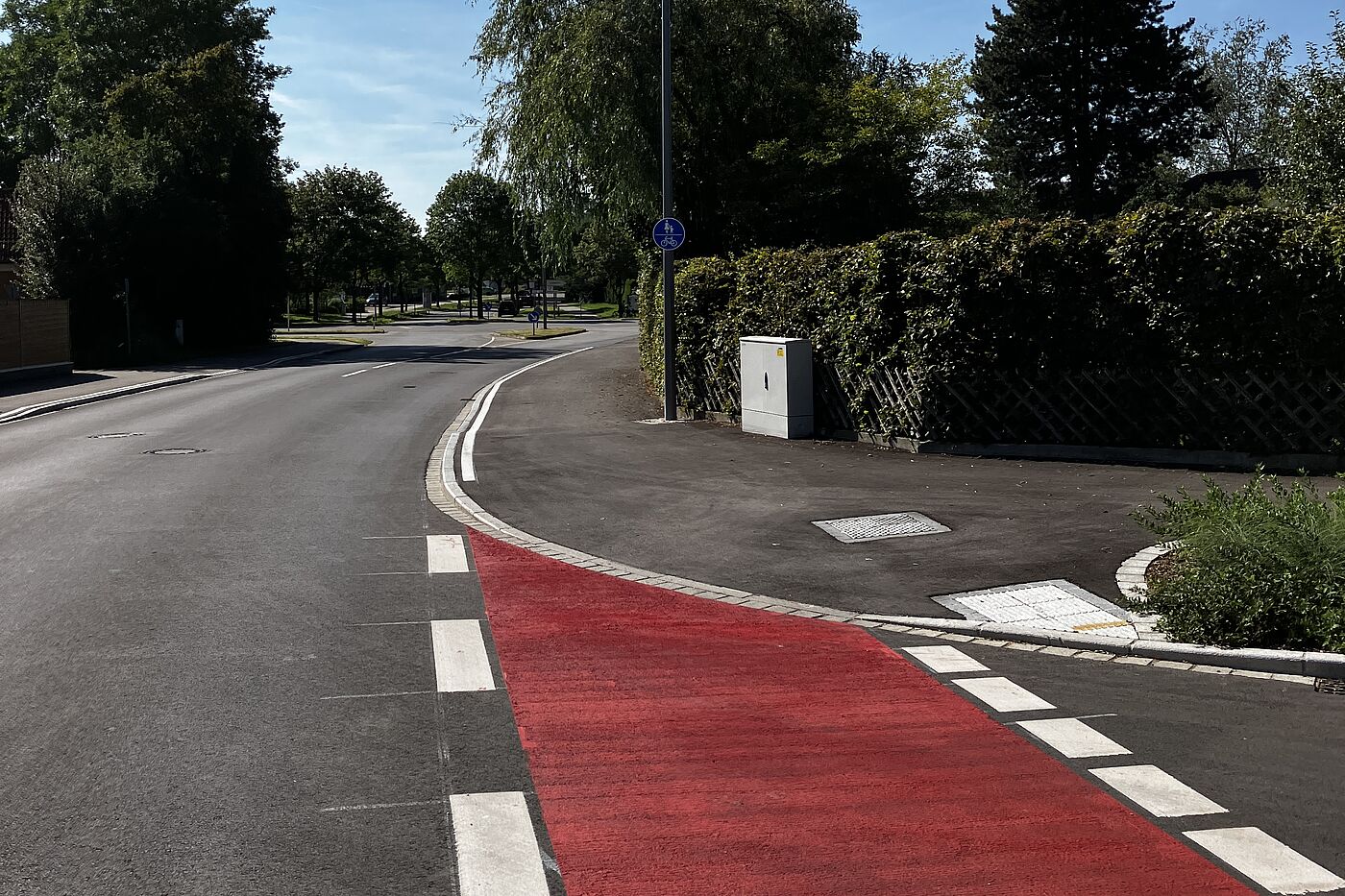 Rote Markierung an der Einmündung Rote Querungsmarkierung an der Einmündung