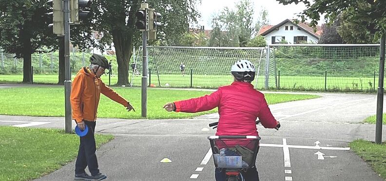 FaSi-Training Radfahrerin beim Linksabbiegen mit Trainer