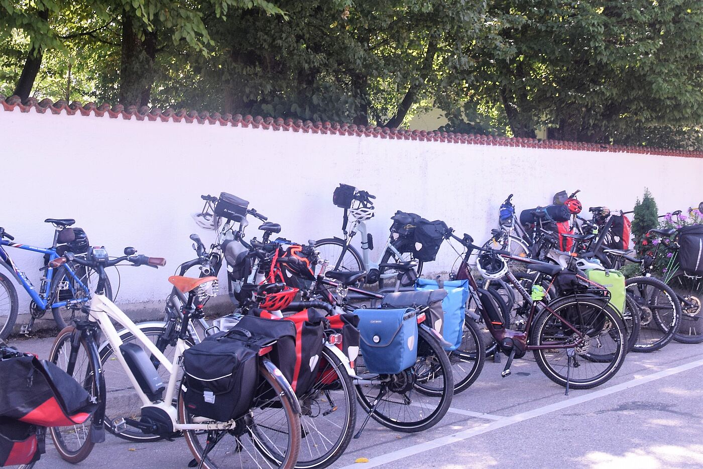 Massen an Rädern geparkte Fahrräder