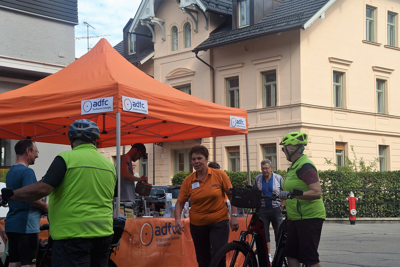 Codierung Zugpferd beim Parking Day ADFC Infostand mit Besucherandrang