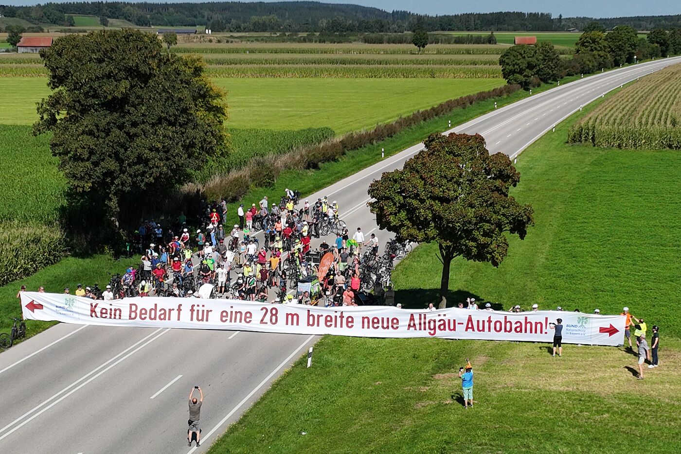 B12 Demoplakat Luftbild einer Demonstration