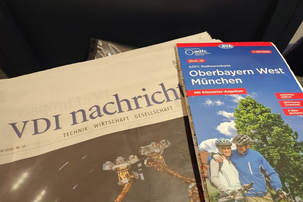 DAS liest der Ingenieur auf Reisen: VDI-Nachrichten & ADFC-Karte Oberbayern West