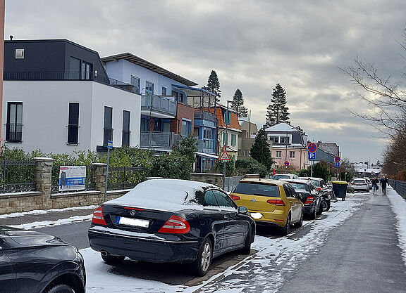 Parkende PKW am Straßenrand