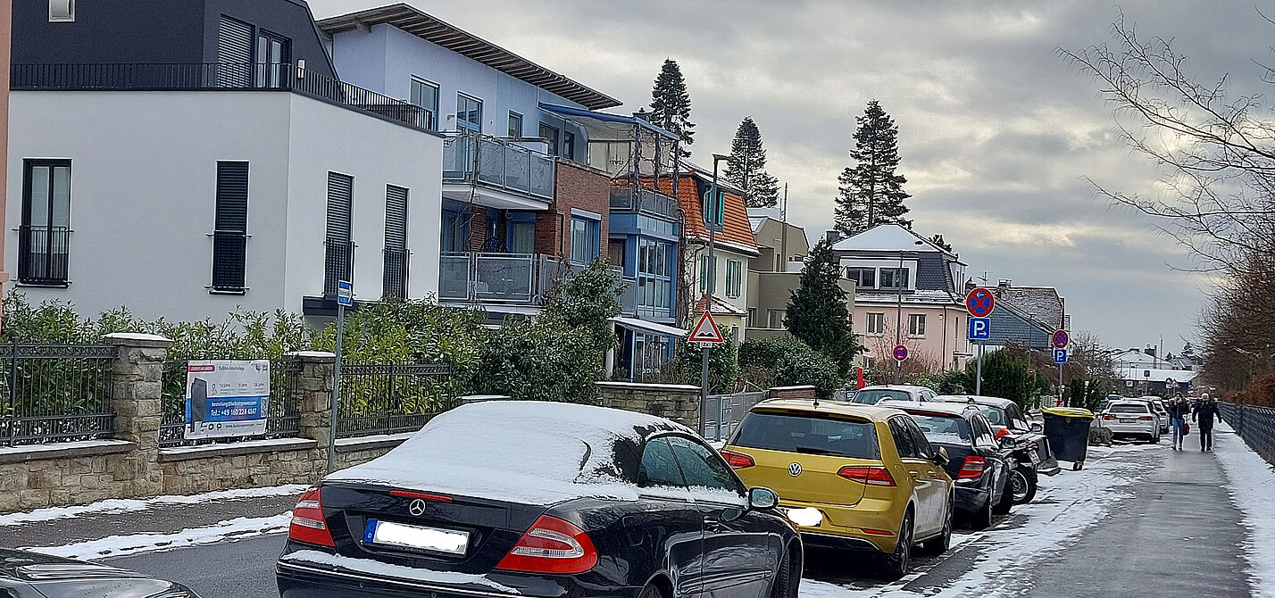 Zeppelinstraße vor Umbau Parkende PKW am Straßenrand
