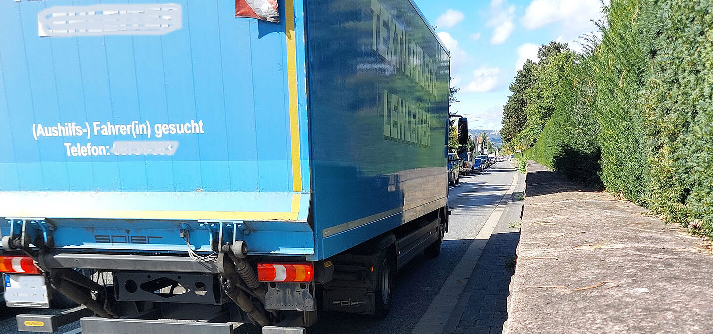 Oberursel Frankfurter Landstraße am Alten Friedhof Lieferwagen braucht die volle Straßenbreite, Radfahrern bleibt kein Platz