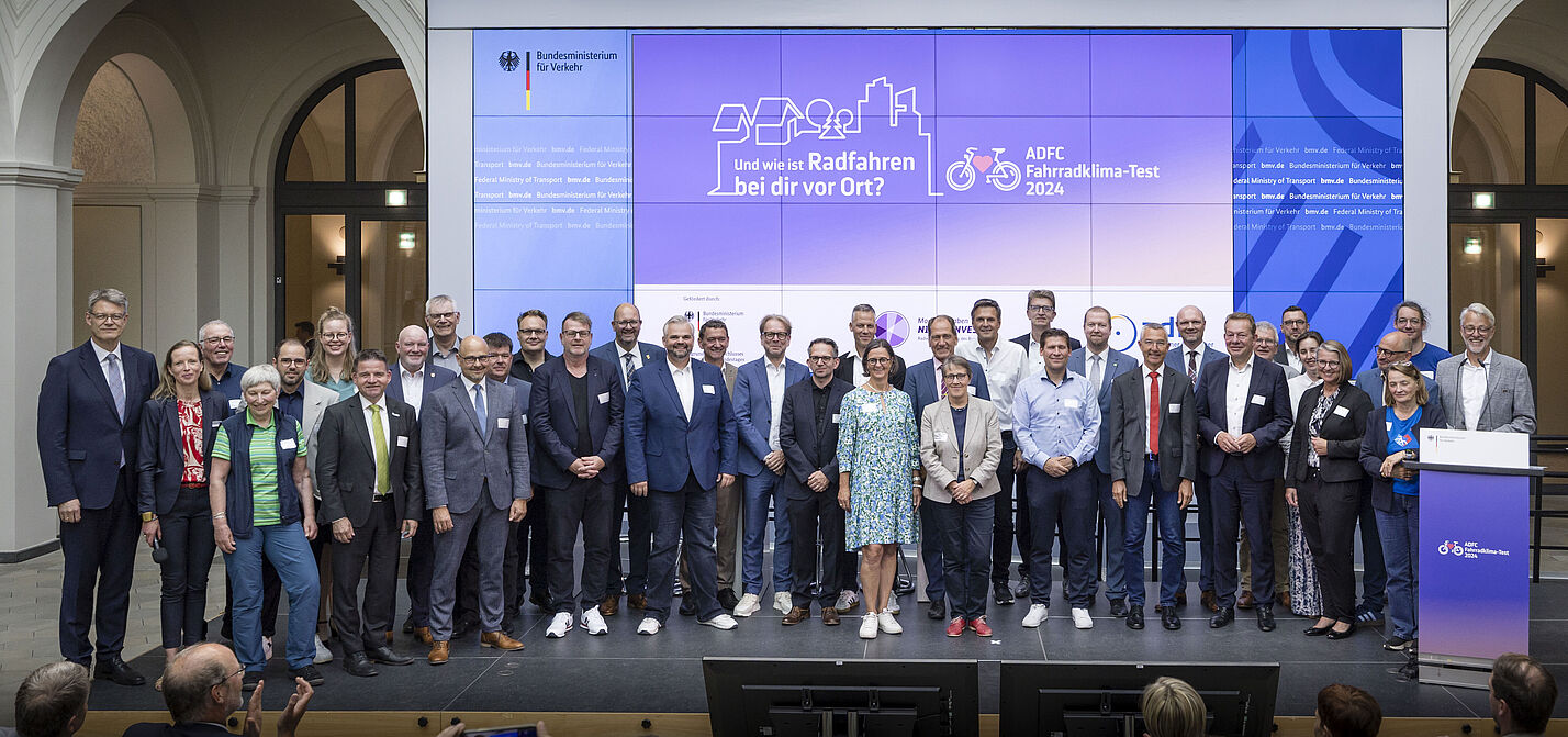 Gruppenfoto: Alle Gewinnerstädte des ADFC-Fahrradklima-Tests 2024 Gruppenfoto
